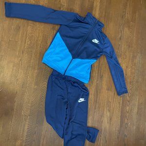Girls/Womens Nike workout sweatsuit(Size L)